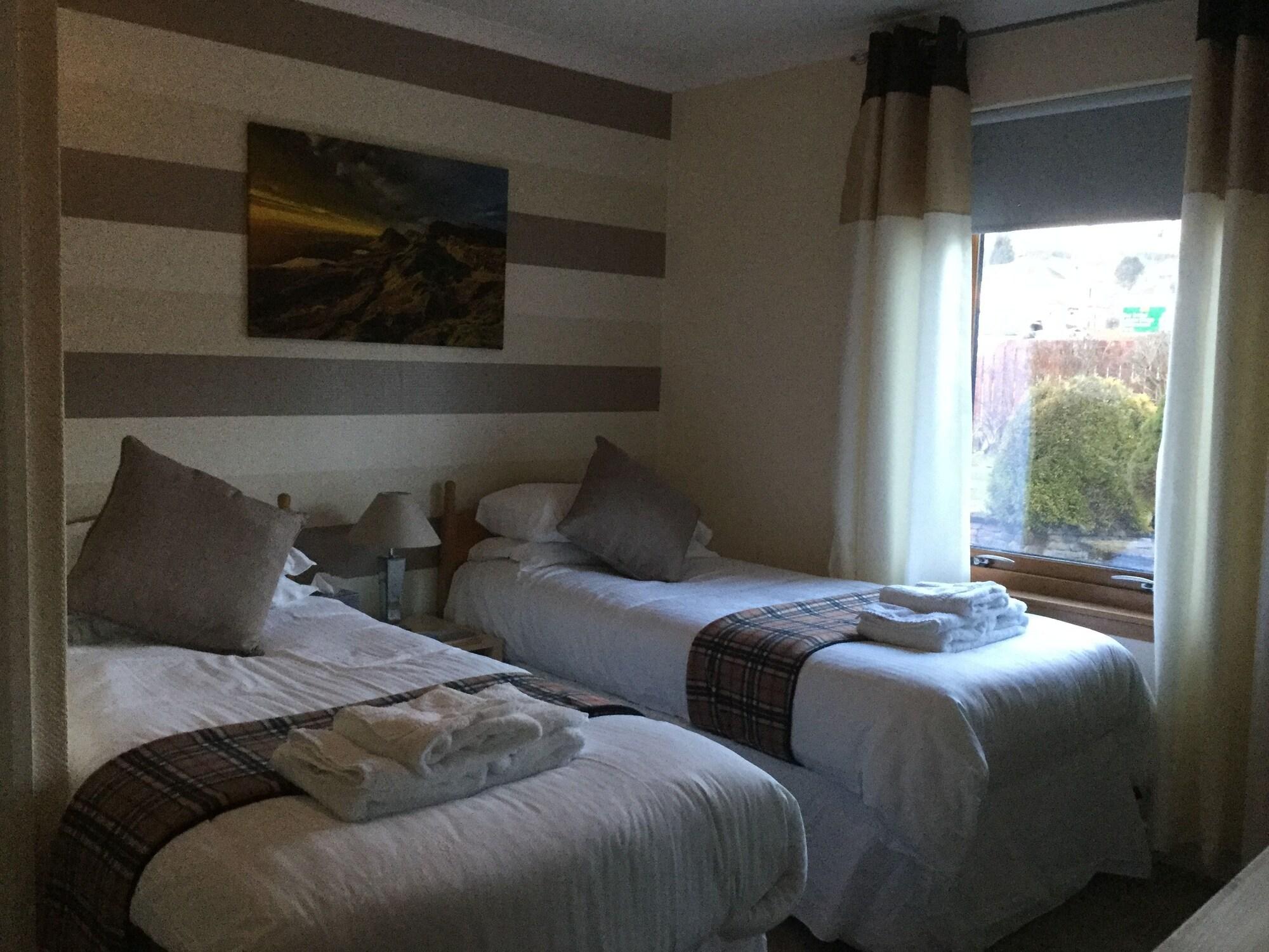 Oyo Inverour Guest House Gairlochy Ngoại thất bức ảnh