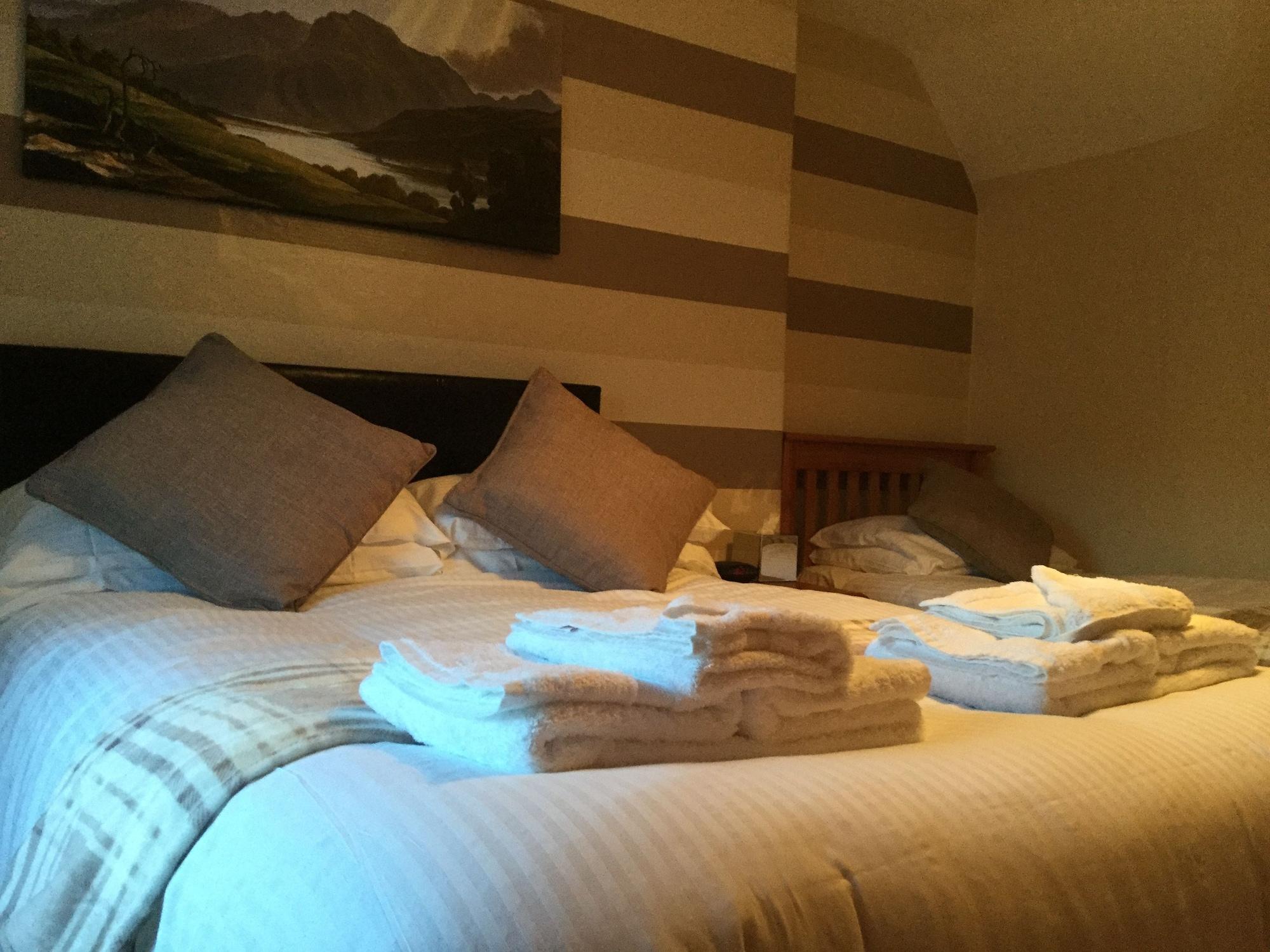 Oyo Inverour Guest House Gairlochy Ngoại thất bức ảnh